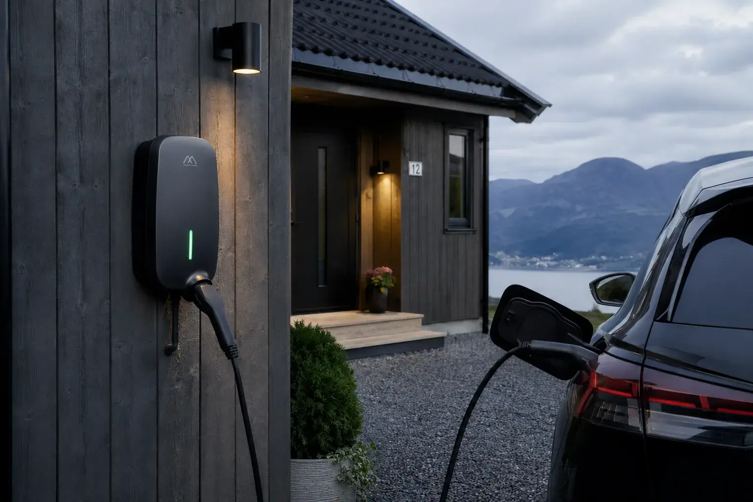 Elbil lader hjemme ved ladeboks på vegg utenfor norsk enebolig