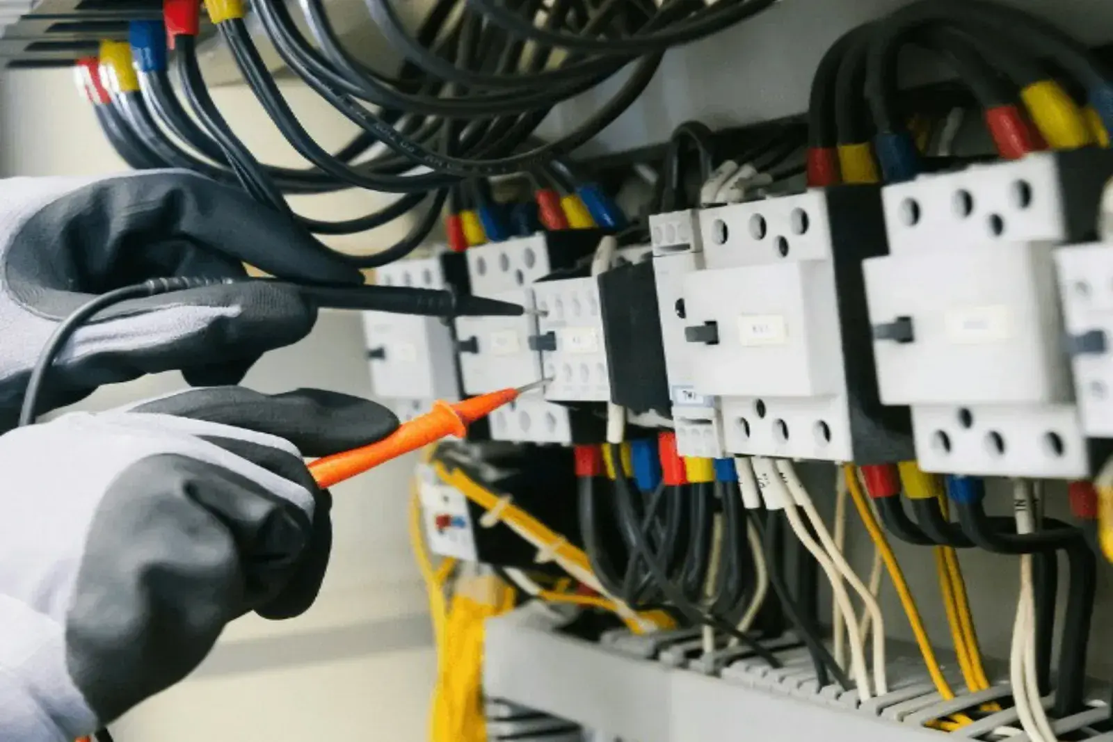 Elektriker måler i et elektrisk anlegg med spenningstester