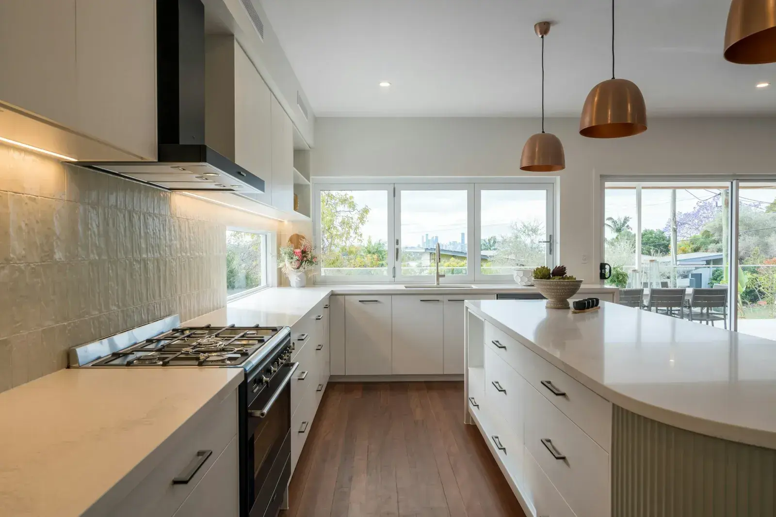 Lyst kjøkken med innfelte downlights i taket