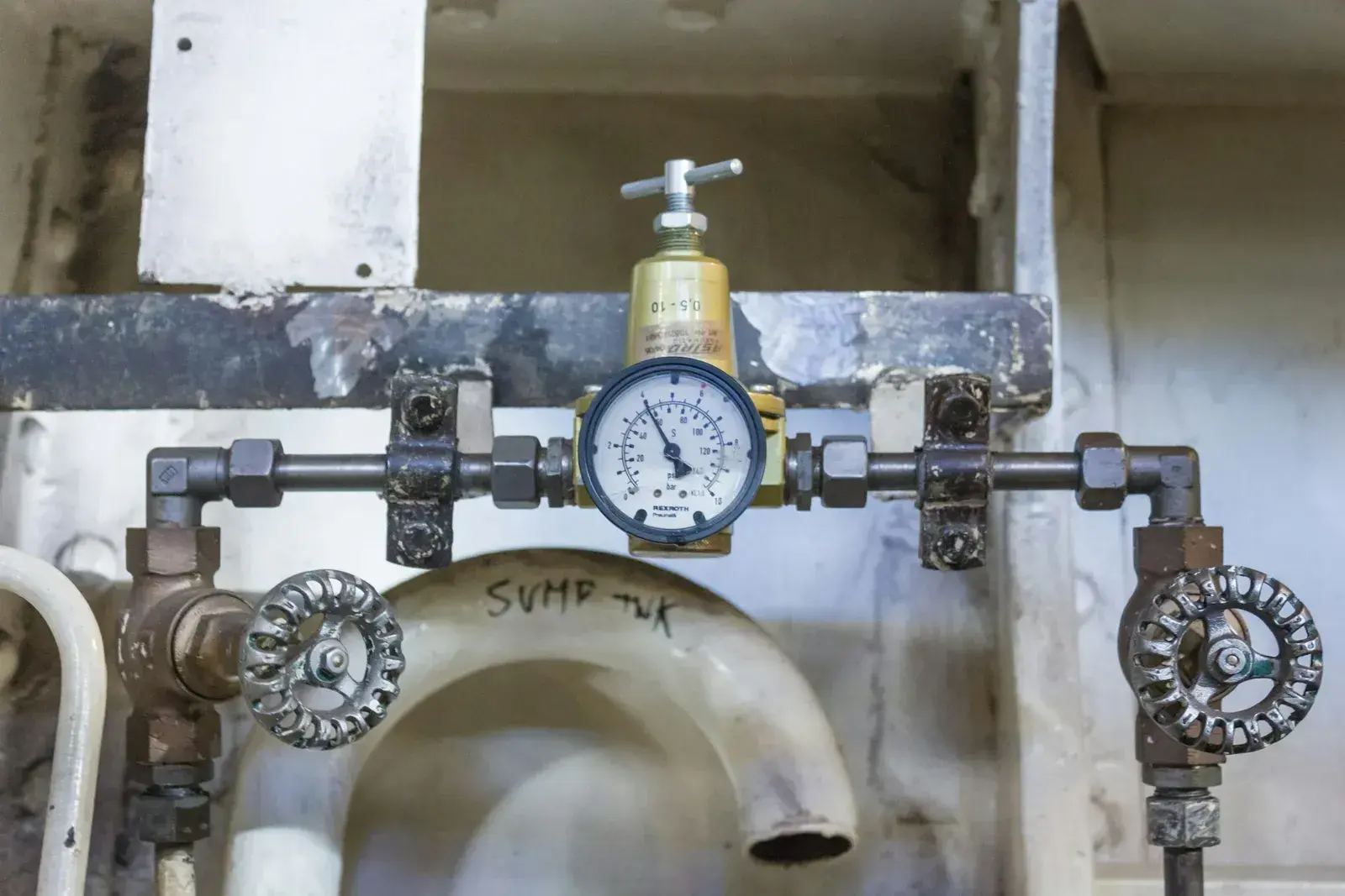 Vannrør med trykkreduksjonsventil og manometer